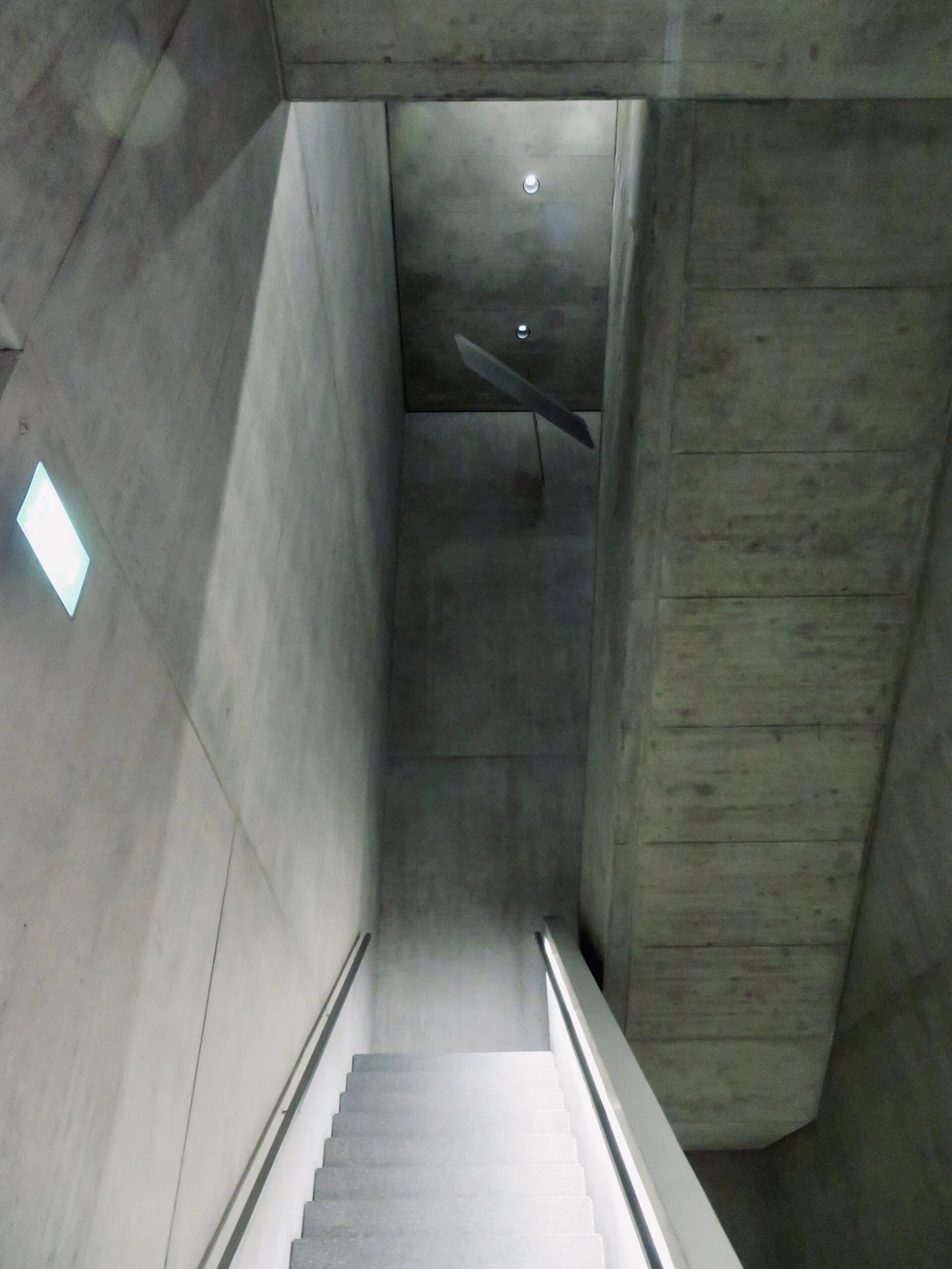 Escalier menant à l'exposition du musee Bundnerkunstmuseum.