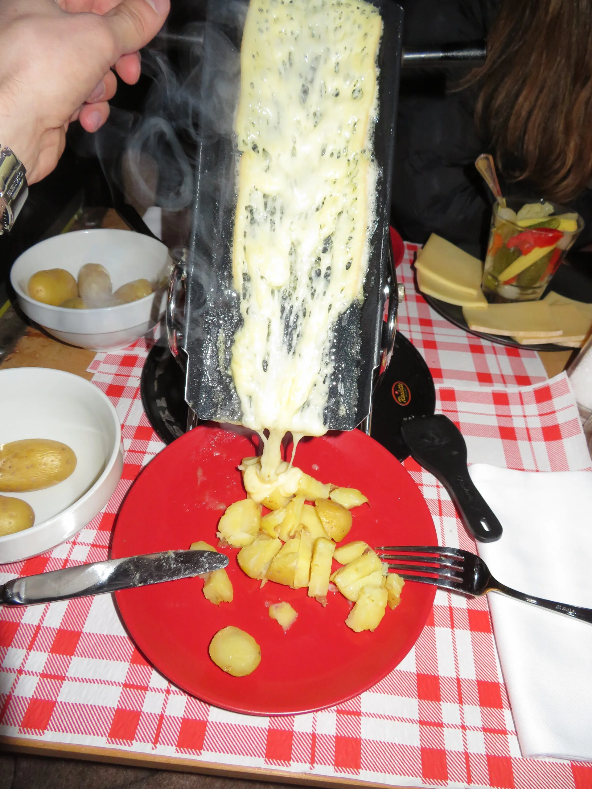 Fromage à raclette degoulinant sur des patates chaudes.