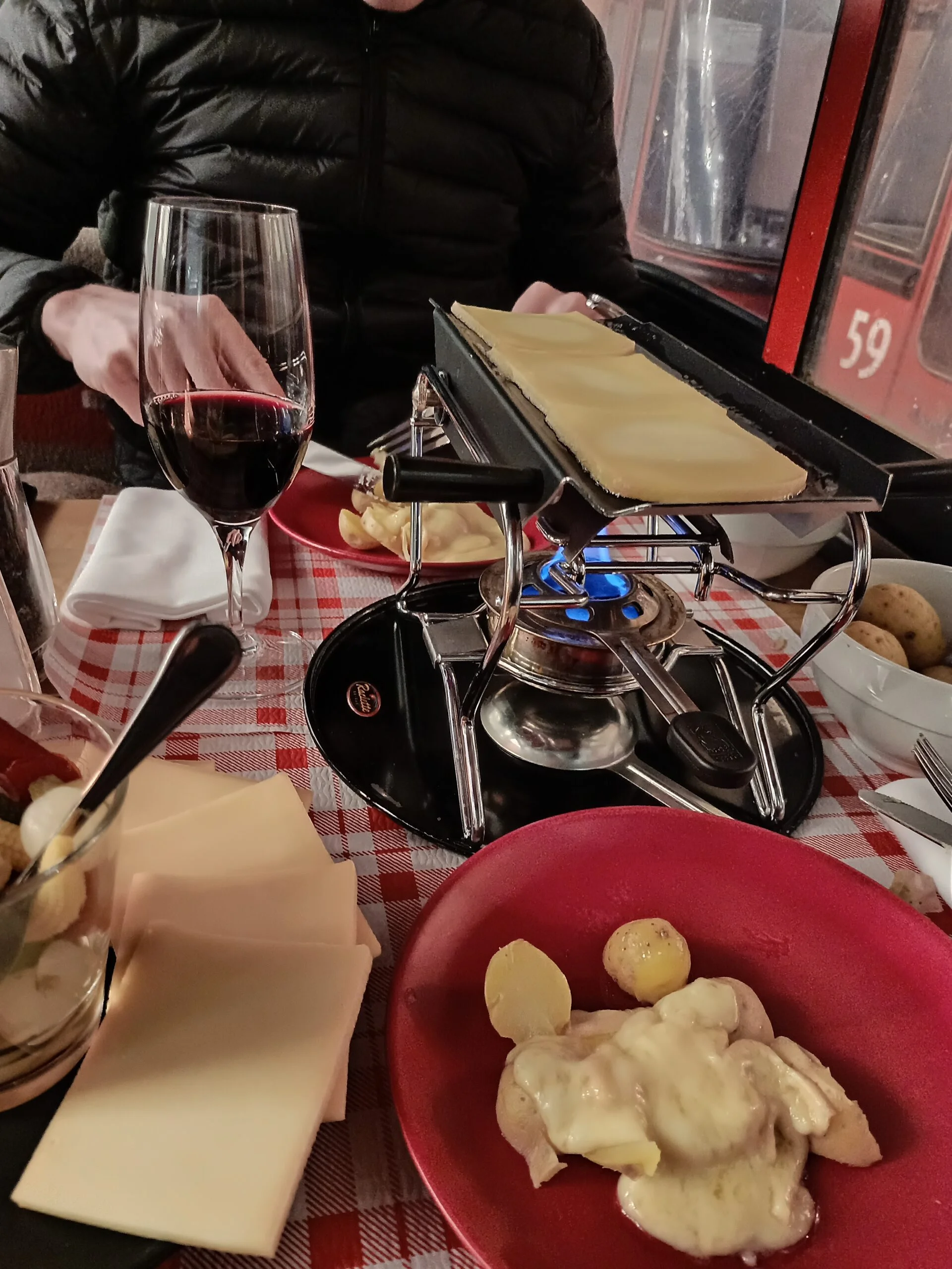 Raclette gourmande dans une gondel du Walliser Keller.