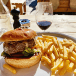 Burger et frites en bas des pistes à Davos-Klosters.