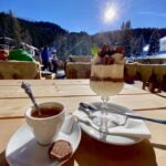 Dessert et café devant les pistes à l'Erezsässhütte.
