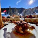 Poulet grillé devant les pistes à l'Erezsässhütte.