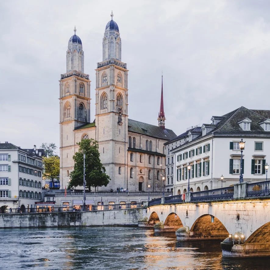 Vue de l'église Grossmünster à Zürich.